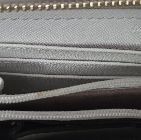 Michael Kors Wallet - Picture 13 of 13